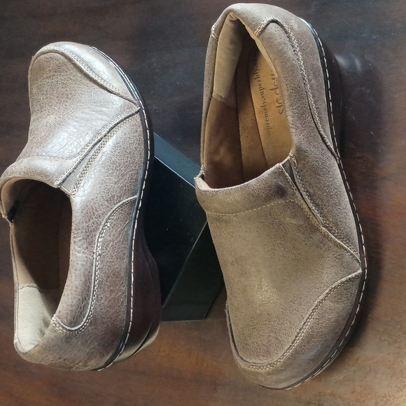 Soft Spots Tan Leather Slip On Shoes  EUC Women`s Size 8 - Picture 3 of 7